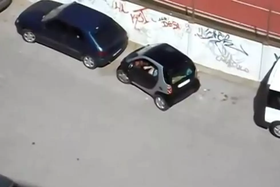 It’s Hilariously Hard to Parallel Park a Smart Car