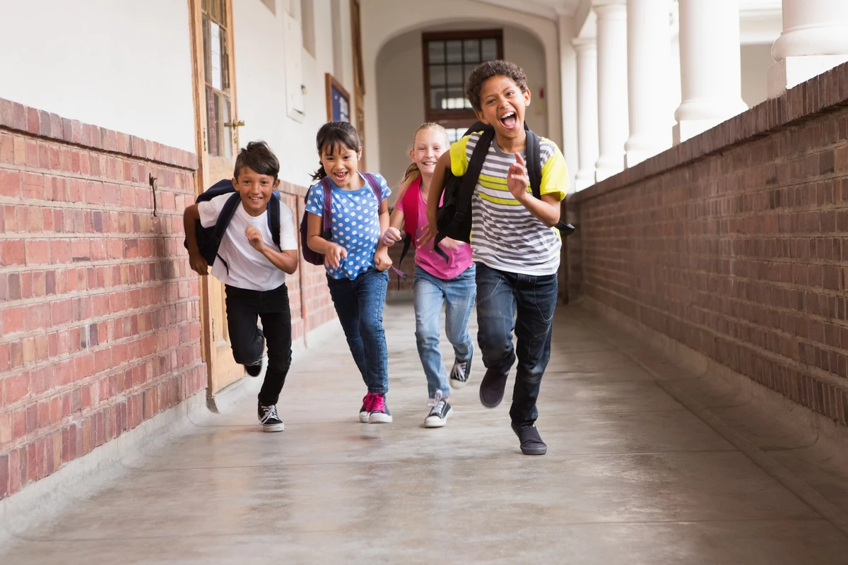 Гулять после школы. Дети бегут из школы. Школьник бежит. Дети бегут в школу. Ученики в коридоре.