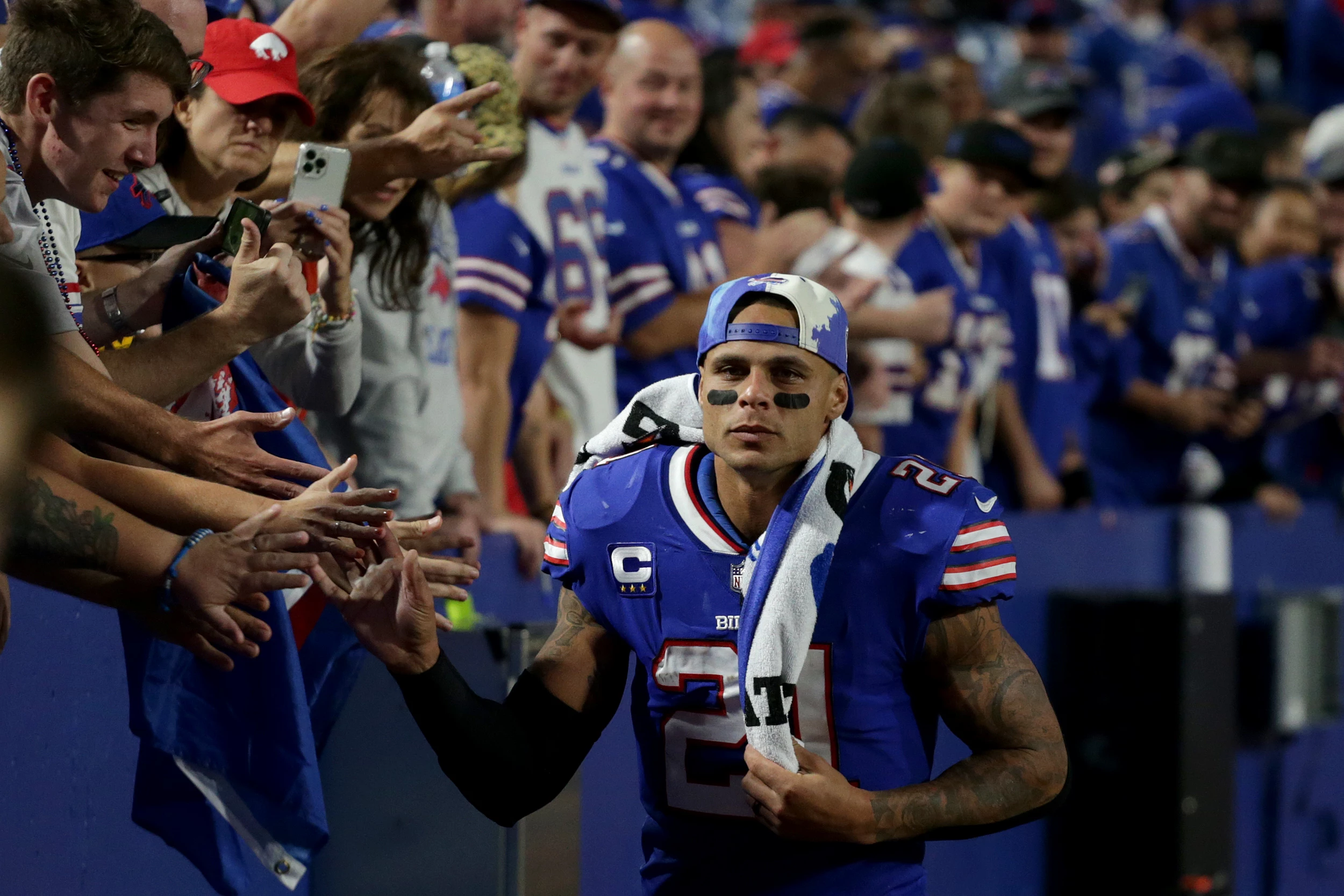 Poyer chooses friends, familiarity in re-signing with Bills