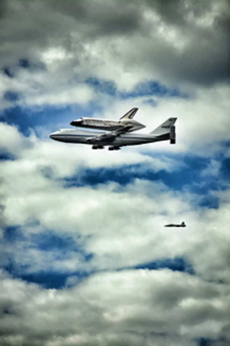 Shuttle Discovery Flies To Washington