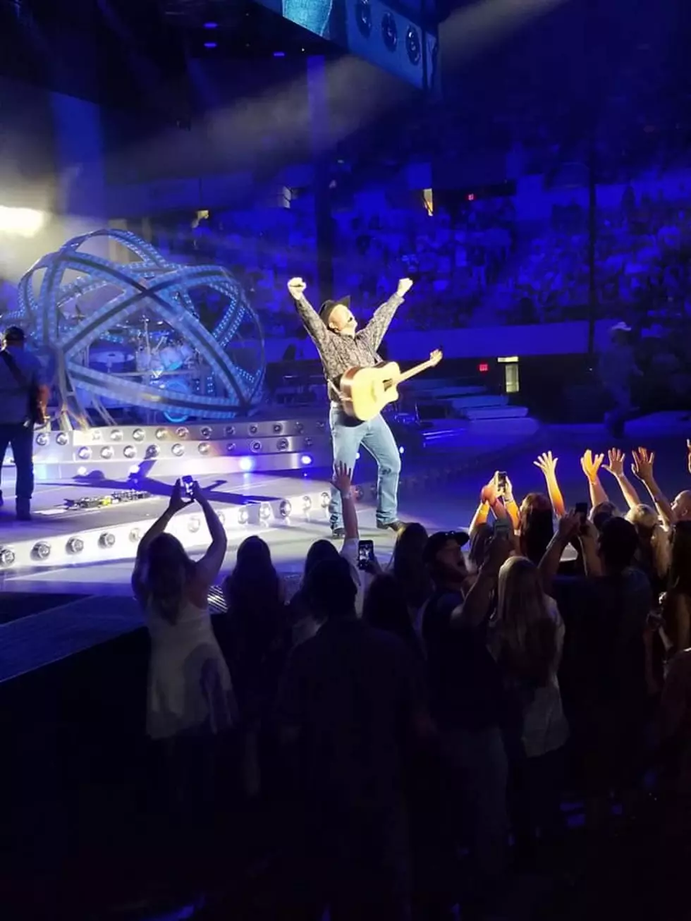 Garth Brooks Announces a Stadium Tour!