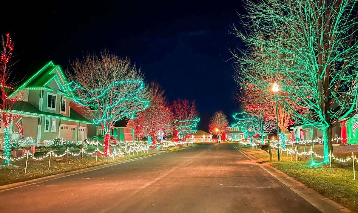14 Minnesota Homes Join Together for Synchronized Light Show