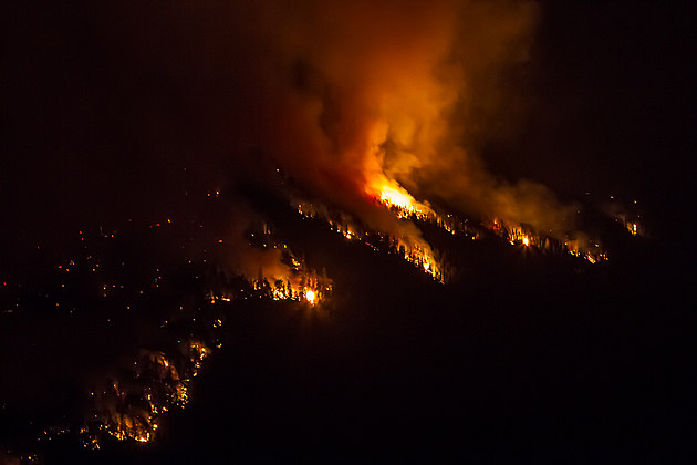 Roaring Lion Fire Moves into Sawtooth Canyon