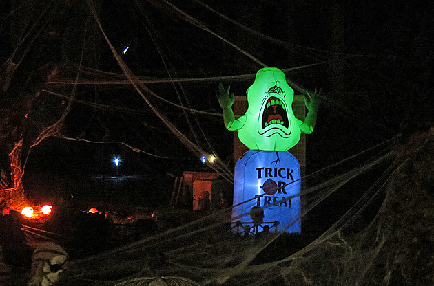 Hilarious or Scary &#8211; The Invasion of Halloween Decorations