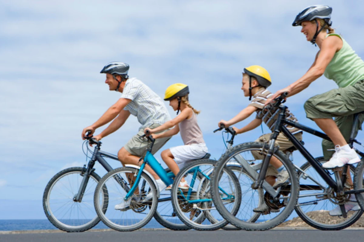 Велосемья. Семья на велосипедах. Велосипеды для всей семьи. Велосипеды c человеком. Семья катается на велосипедах.