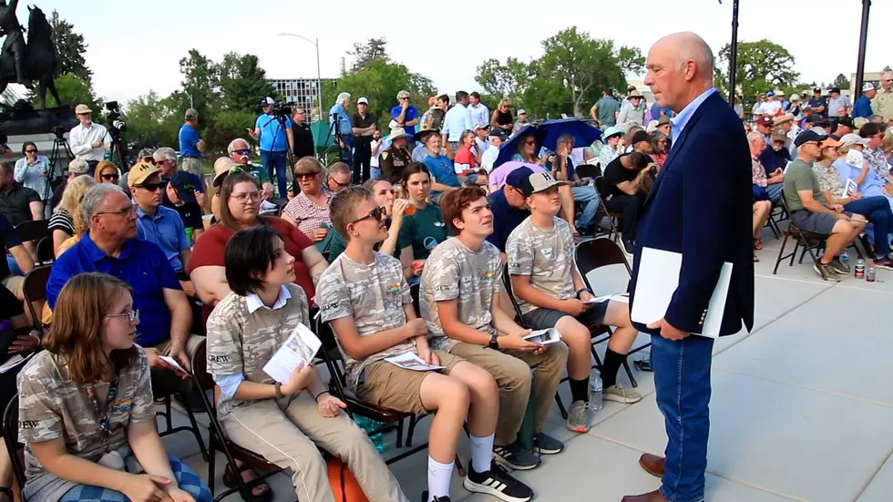 Gov. Gianforte talks with Helena Middle School students about their Mann Gulch project; Dennis Bragg photo