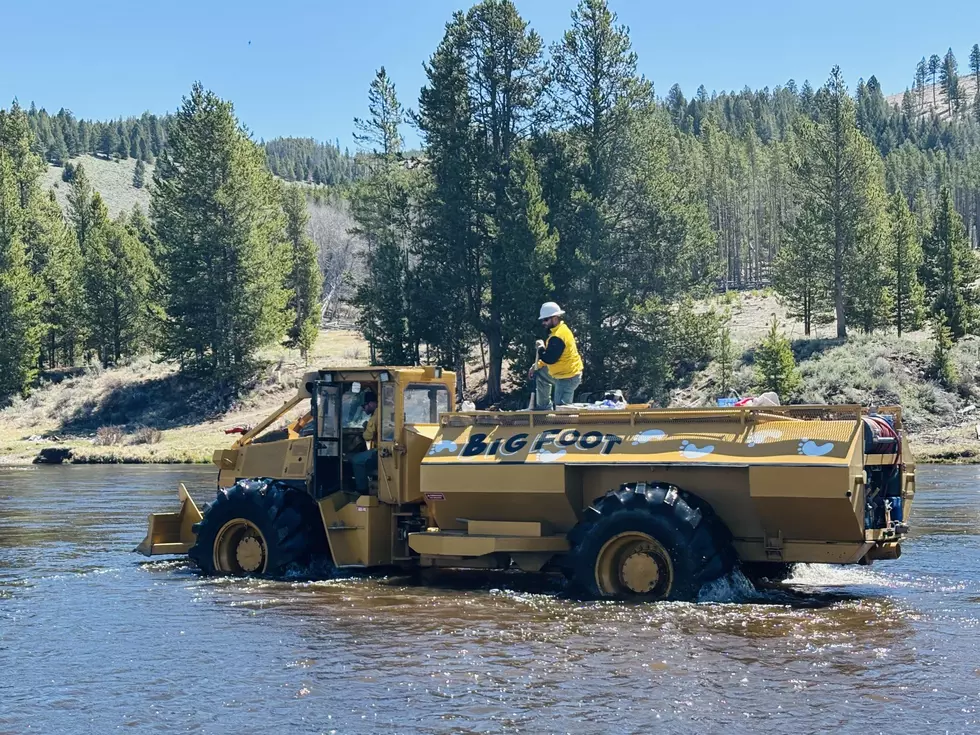 A skidgen picks up a load of water at the Sawlog Fire; USFS photo