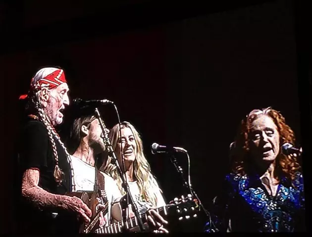 Stephanie Quayle Shares Some Stage Time with Willie