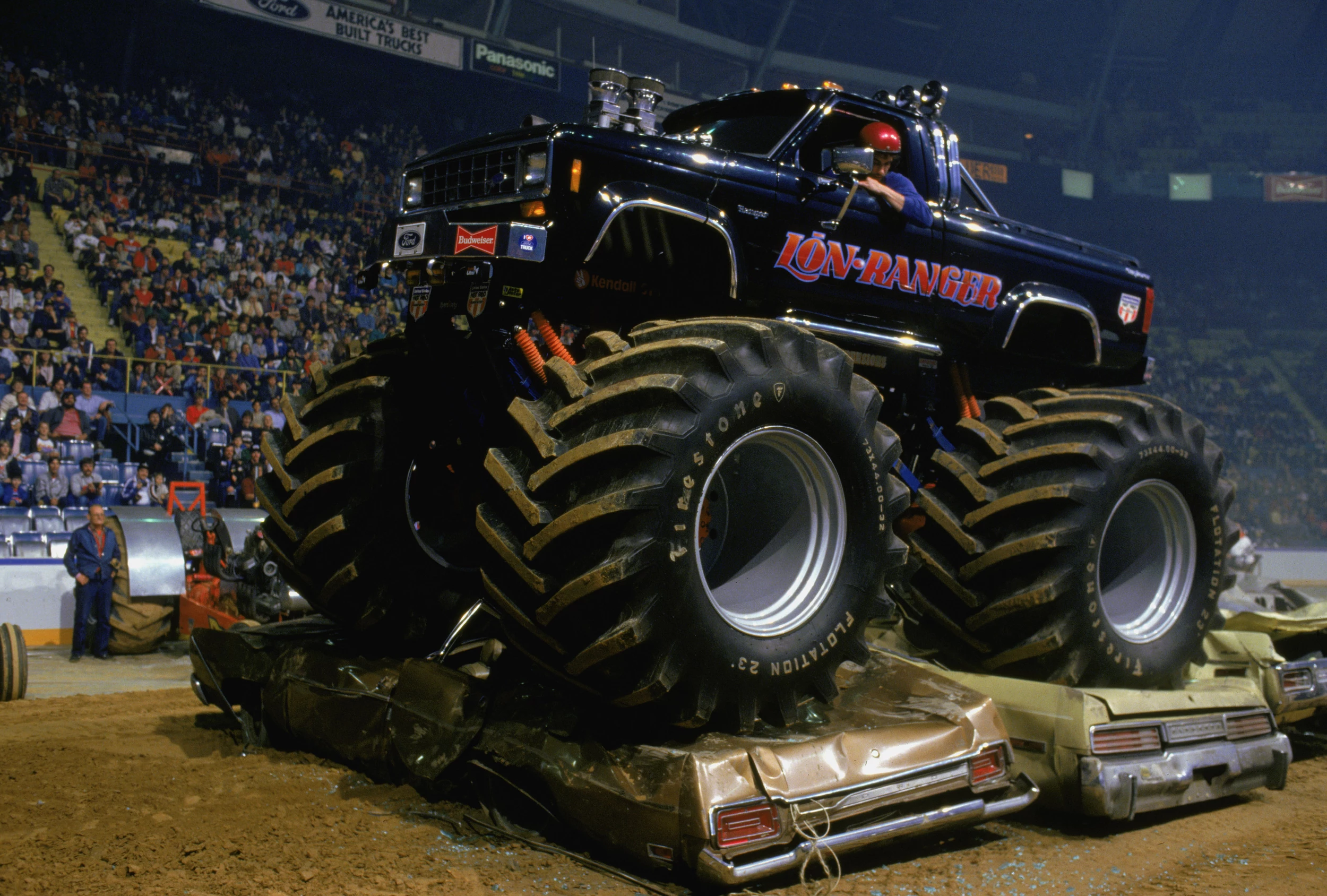 Где монстр трак. Монстр-трак. Траки монстр траки. Monster Truck автомобиль. Бигфут Форд монстр трек.