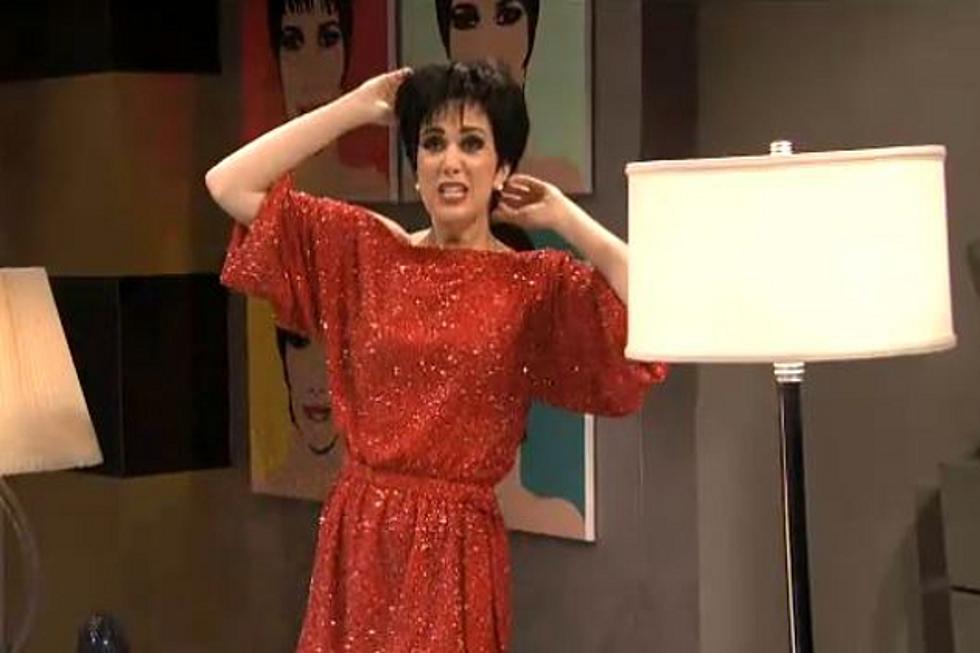 ‘SNL’s’ Kristen Wiig Shows How Liza Minnelli Turns Off Her Lamp