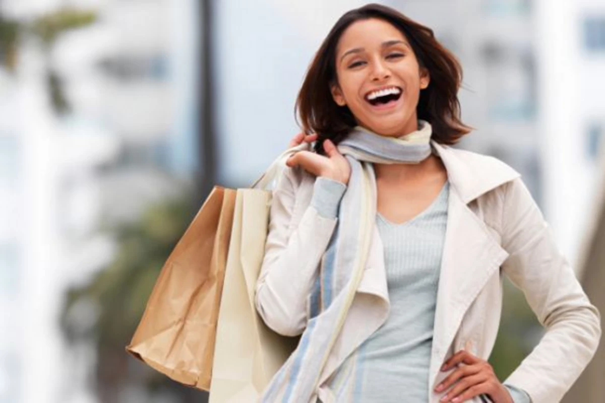 Счастливые женщины в возрасте шоппинг