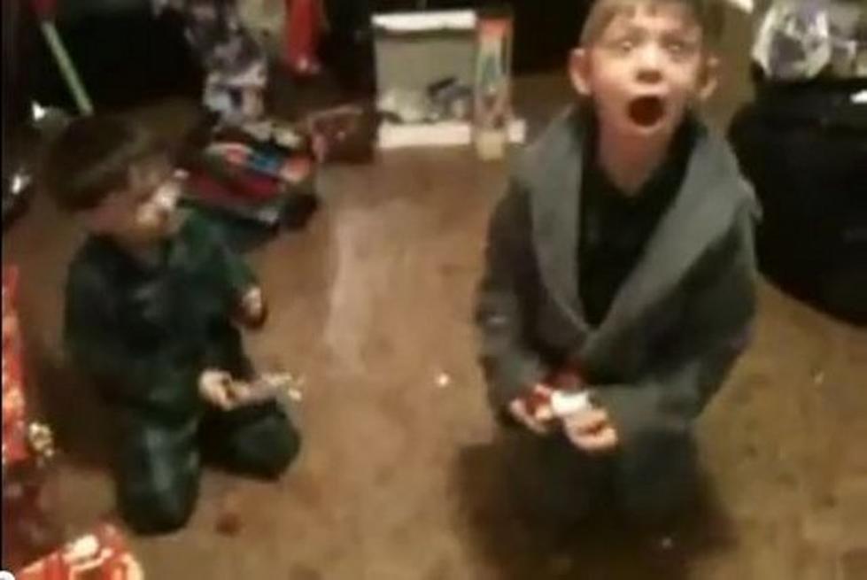 Kid Gets iPod Touch For Christmas, Turns Into Screaming Banshee [VIDEO]