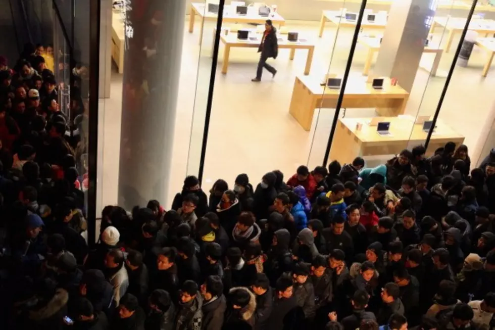 Chinese Shoppers Fire Eggs At Beijing Apple Store In Disgust