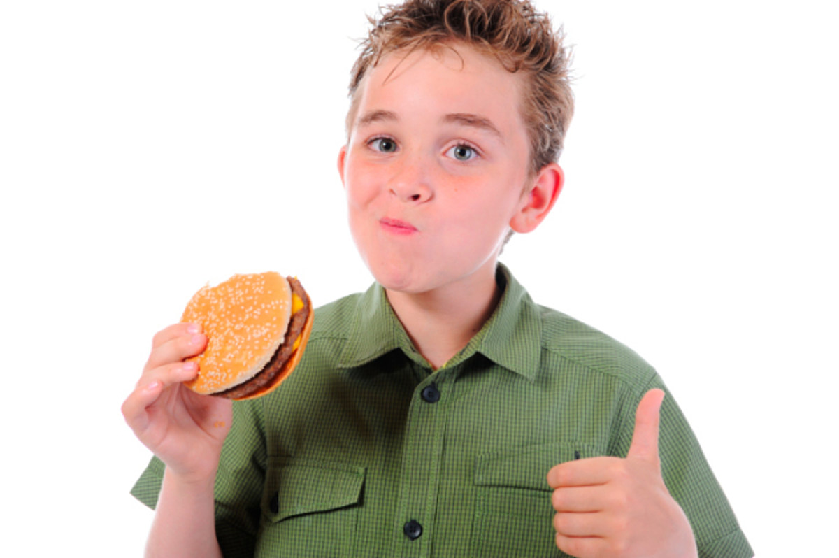 Голодные подростки. Мальчик ест бутерброд. Мальчик с бутербродом. Человек жует. Мальчик с сэндвичем.