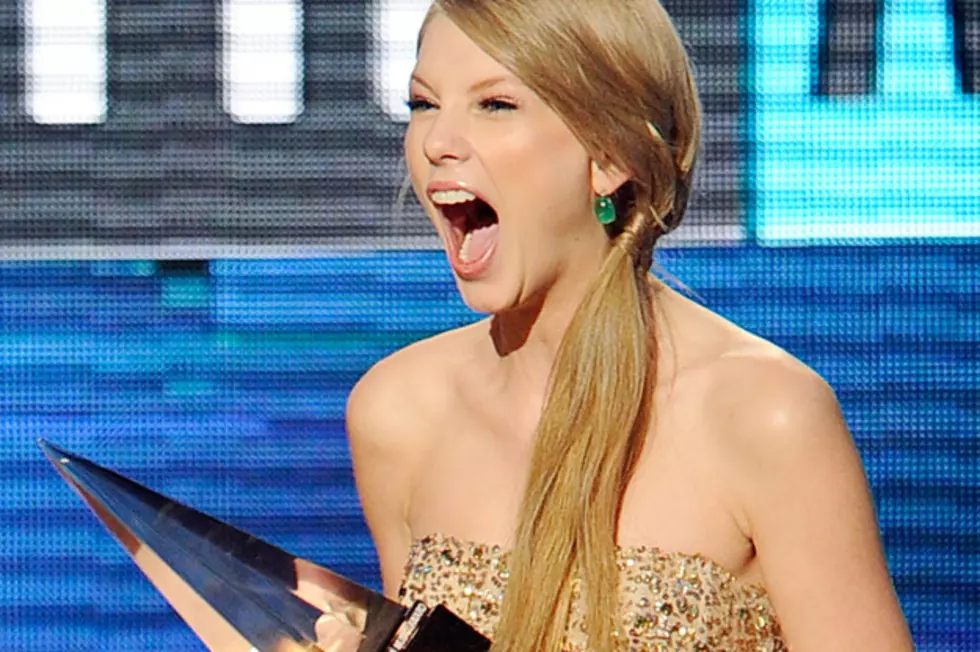 Taylor Swift Wins Artist of the Year at 2011 American Music Awards