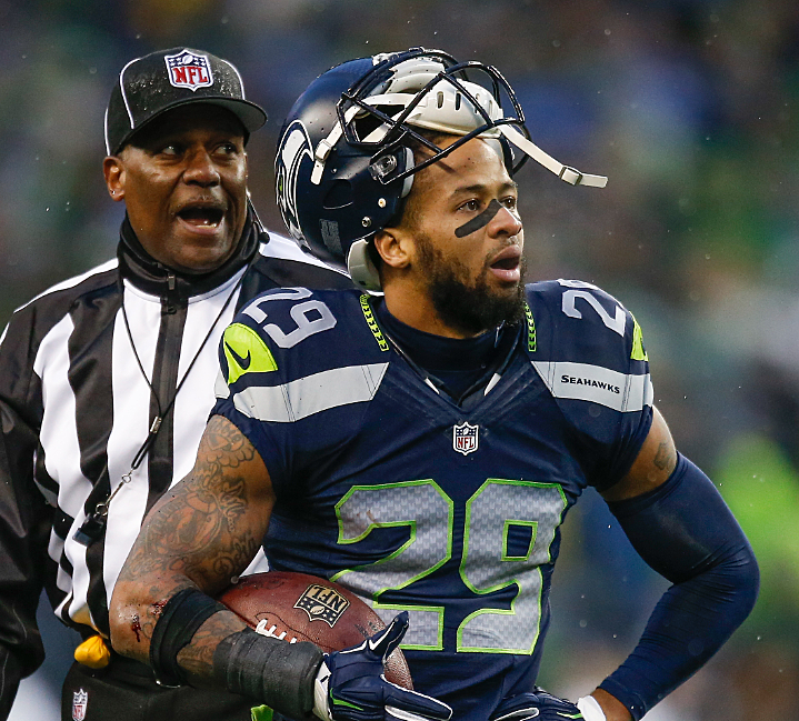 Earl Thomas appears to give Seahawks middle finger while being