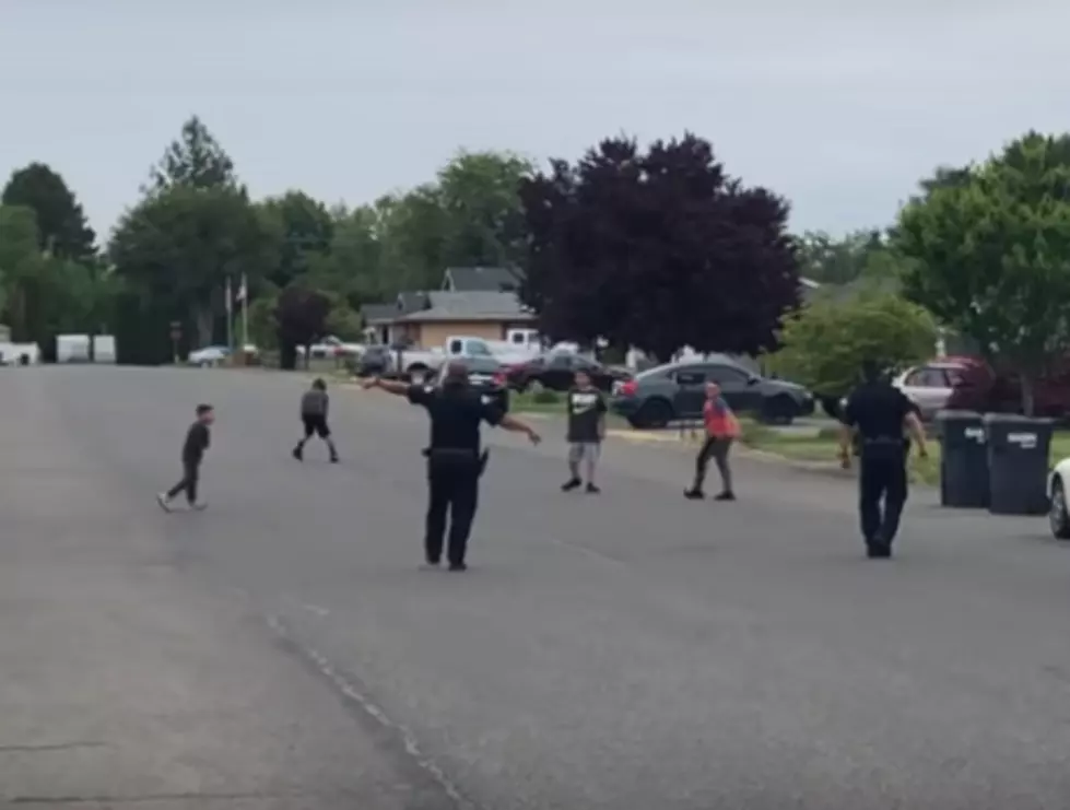 Pasco Police Play “Game Of Throwin’s” With Kids