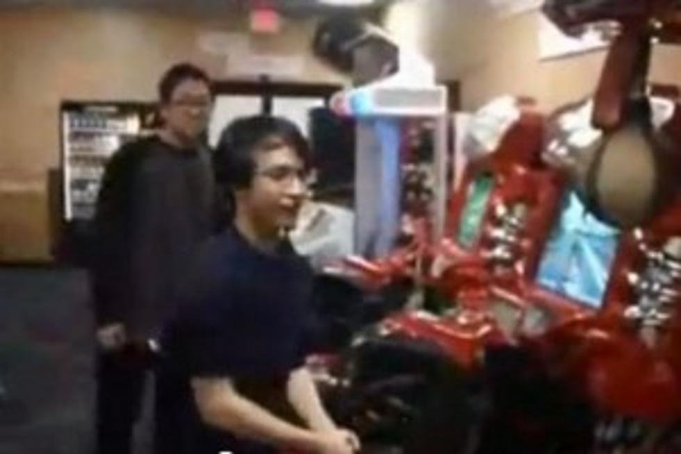 Gamers Owned by Arcade Boxing Machine [VIDEO]