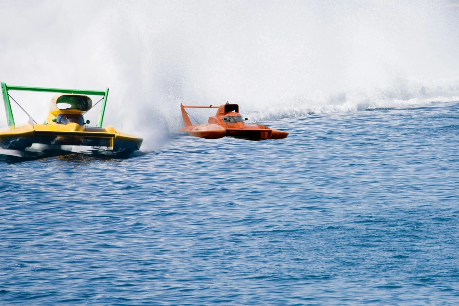 Watch the Worlds Fastest Boats Cut Up the Columbia River image pic