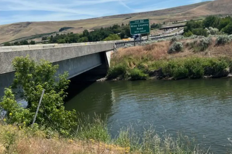 WA: Speeding Driver Loses Control & Crashes into the Yakima River