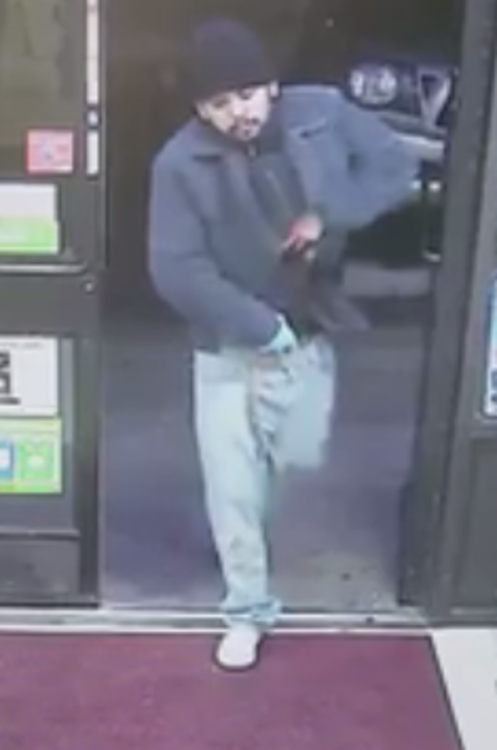Toppenish Robber Pulls Sawed-Off Shotgun Out of His Pants [VIDEO]