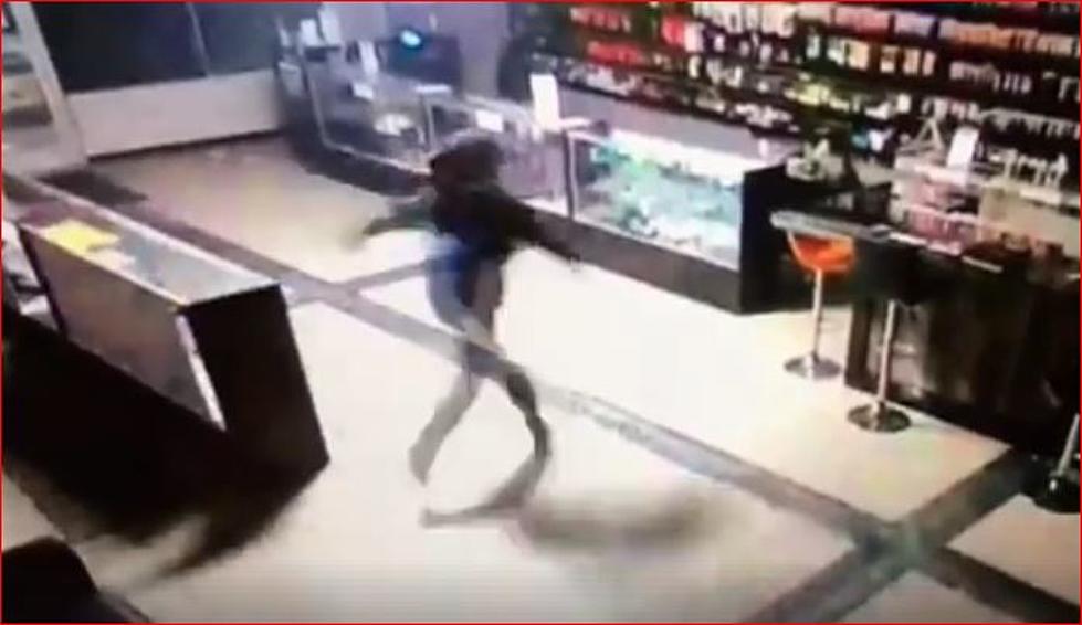 ‘Berserk’ Vape Shop Thief Wearing Gym Bag Over Head [VIDEO]