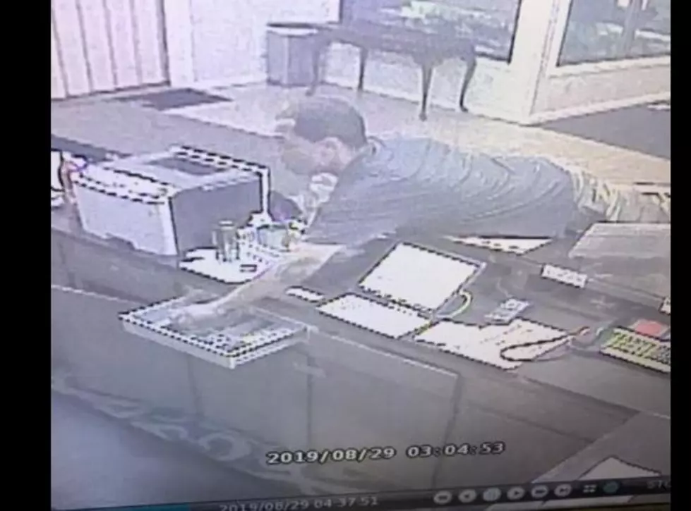 Thief Uses Diversion to Steal Motel 6 Cash Drawer