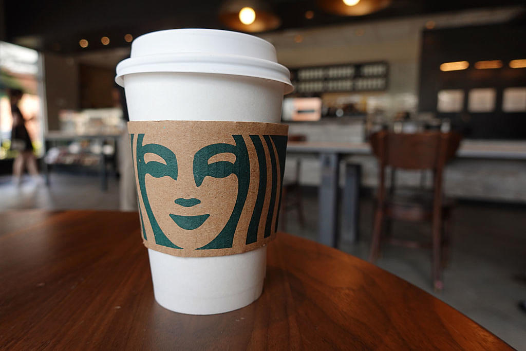 Usbek & Rica - Starbucks, son empire et ses 4 milliards de gobelets non  recyclables