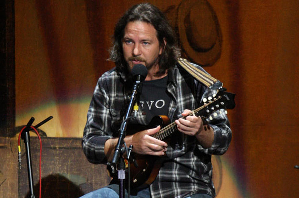 Injured Eddie Vedder Postpones 2012 Solo Tour