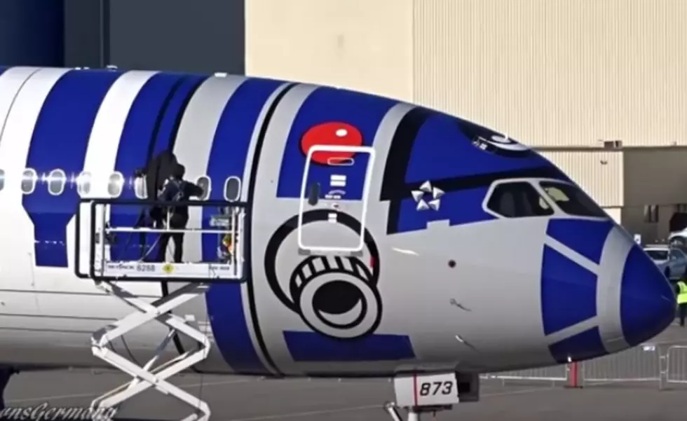 R2D2 Airplane Is Awesome &#8212; &#8216;Star Wars&#8217; Cast Rides In It [VIDEO]