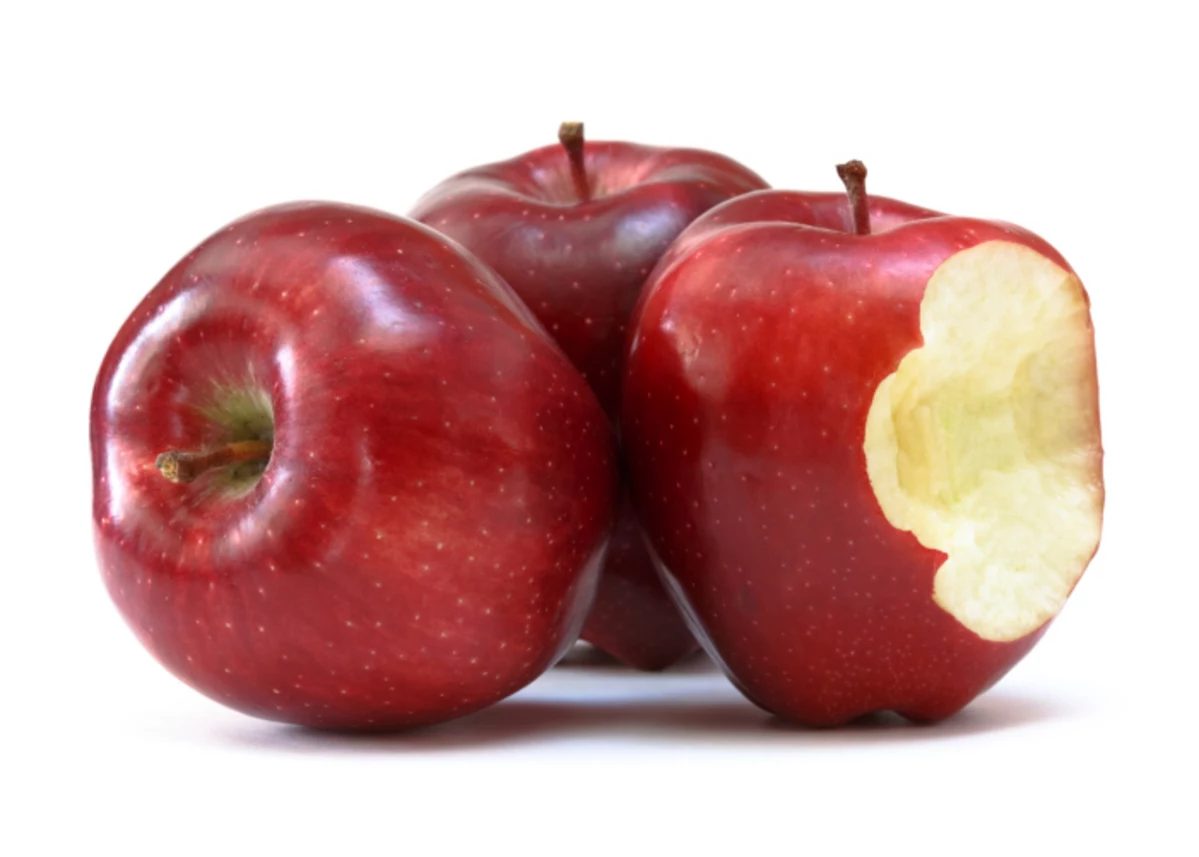 Удлиненное красное яблоко
