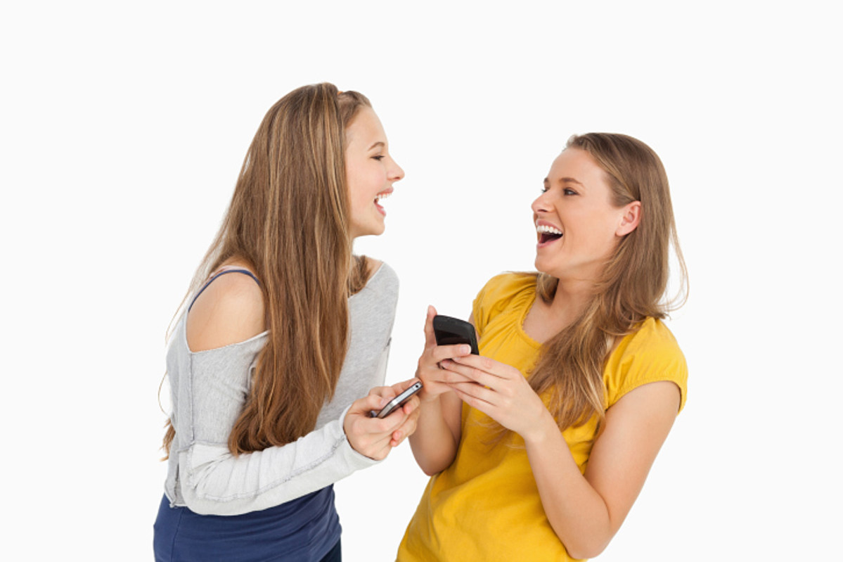 Человек общается сам с собой. Подруги смеются. Две подруги телефон. Две девушки на белом фоне. Подруги с телефонами.