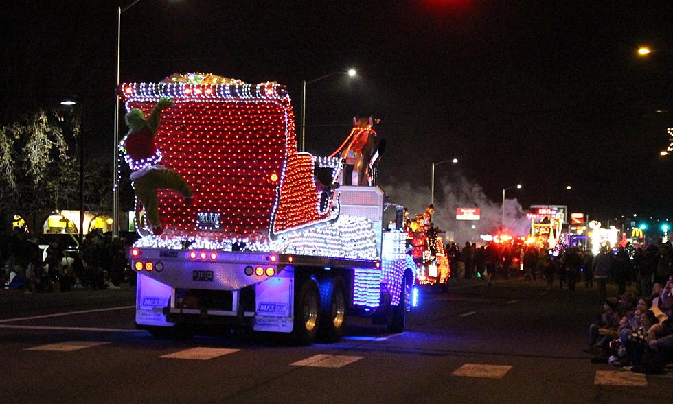 Selah’s Third Annual Lighted Parade Brightens a Chilly Night [PHOTOS]