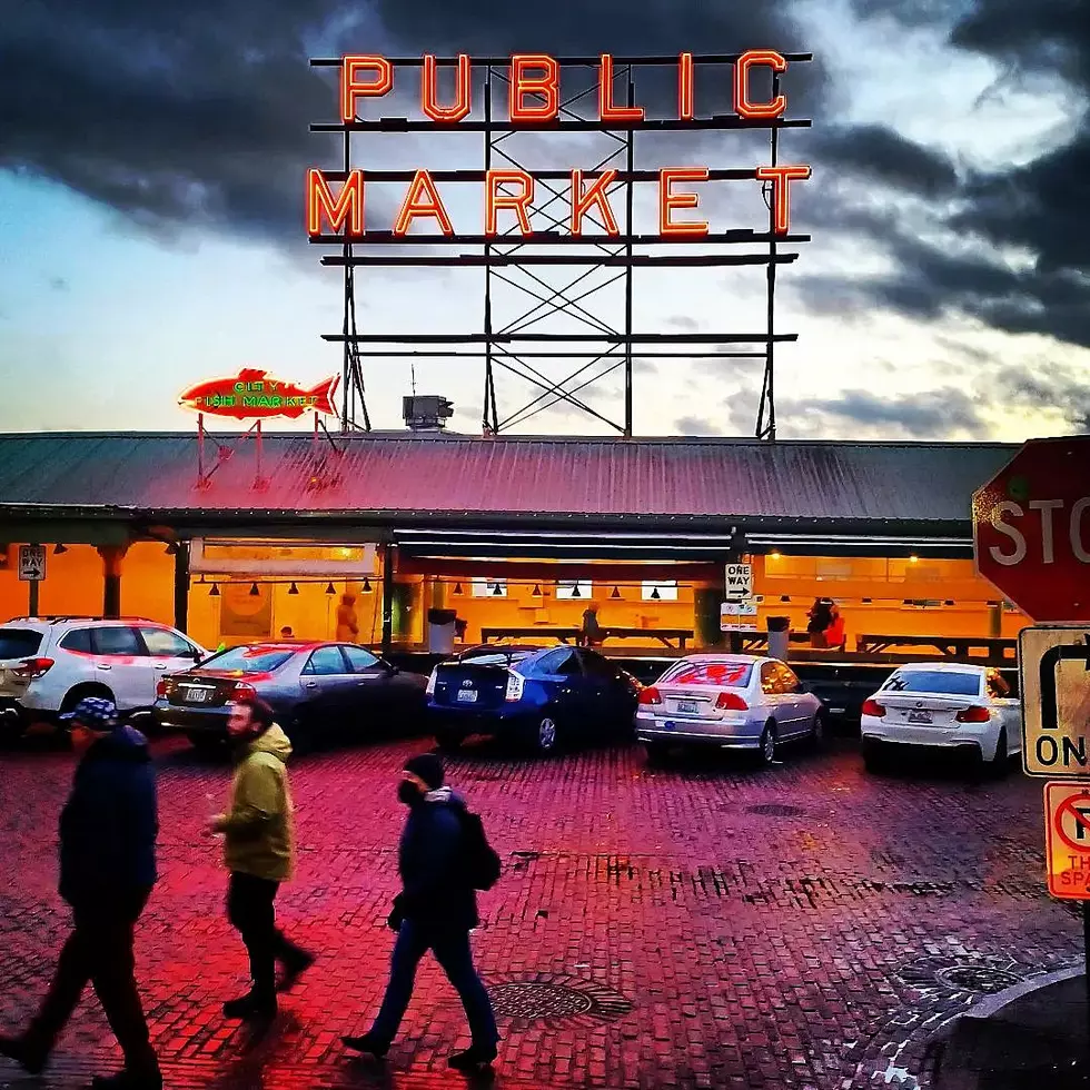 8 . Taking a photo in front of the Pike Place Market sign