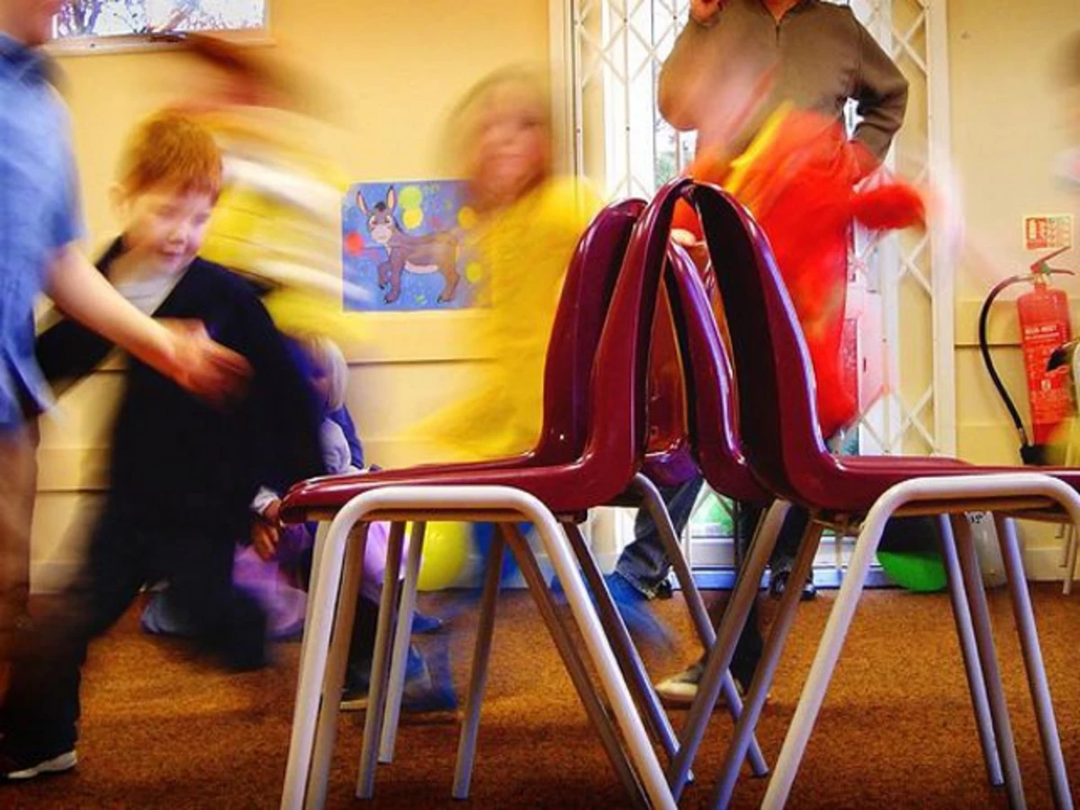 Соскочить со стула. Musical Chairs игра. Игра стулья для детей. Стулья для школы. Дети бегают вокруг стульев.