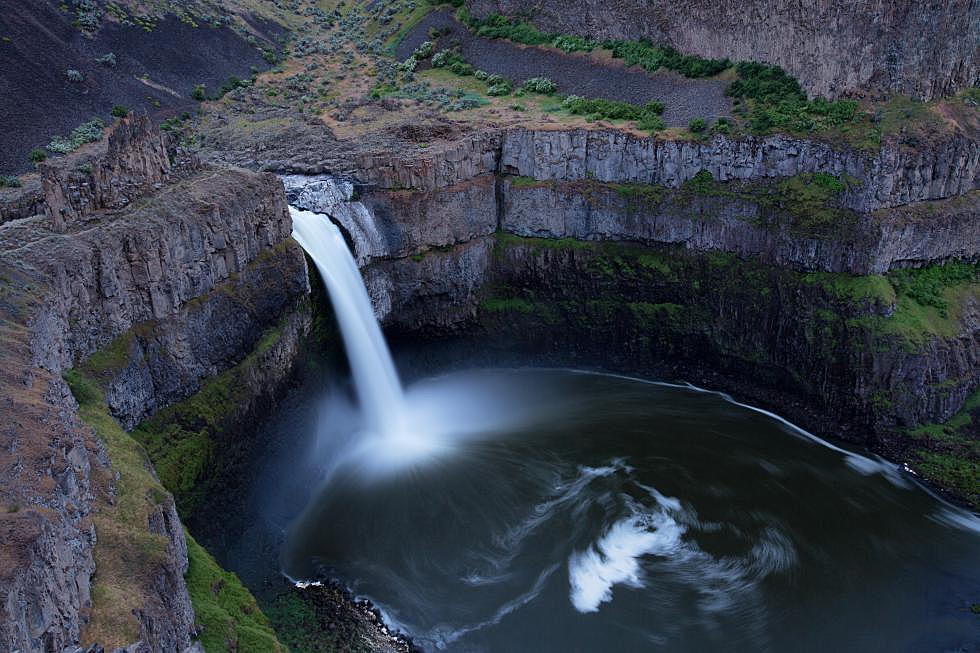 Daredevil Tyler Bradt Goes Over Palouse Falls In A Kayak [VIDEO]