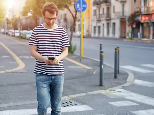 Washington&#8217;s Distracted Driving Law Is Nothing Compared to Hawaii&#8217;s Distracted Walking Law