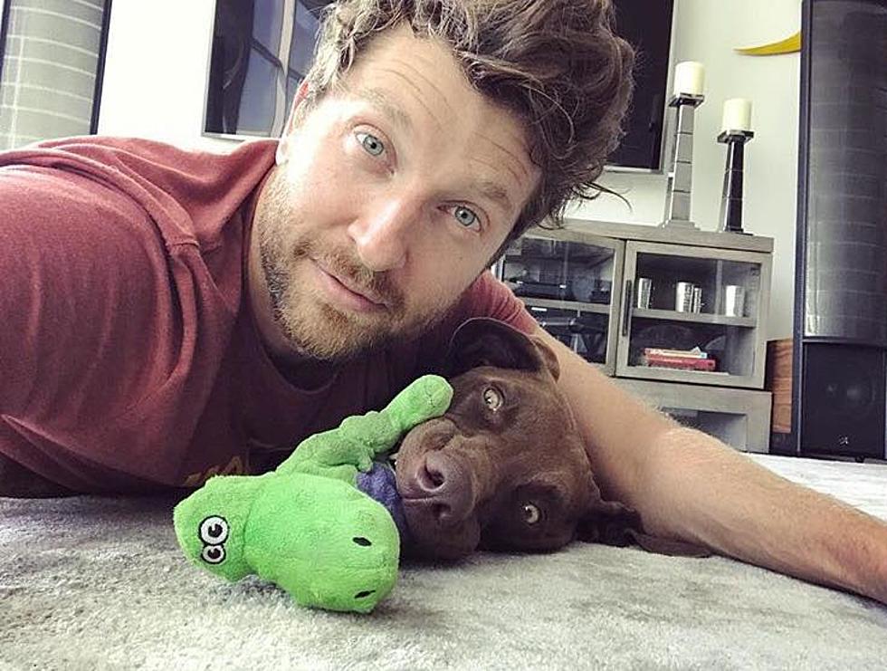 Brett Elderidge Sings To His Dog Edgar – Breaks Internet!