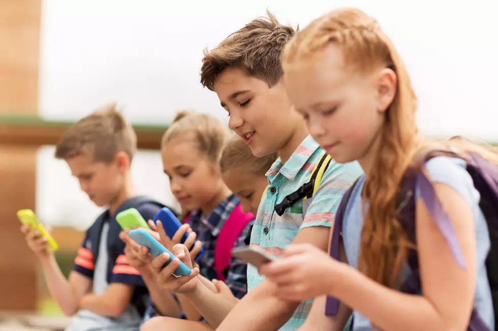 Should Schools Let Students Bring Cellphones to Class?