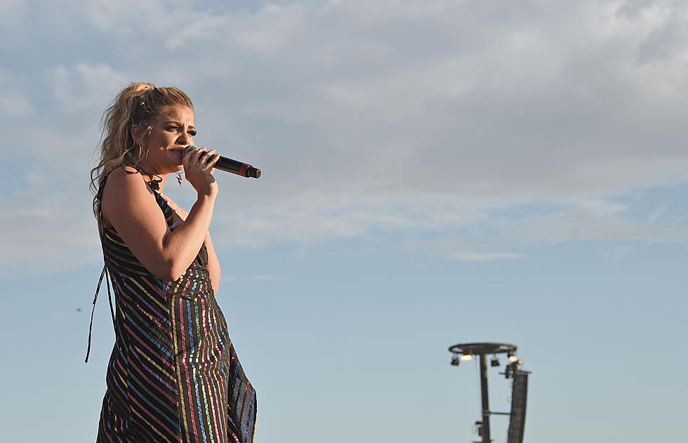 Lauren Alaina Broke Her Toes Taking Out the Garbage! 