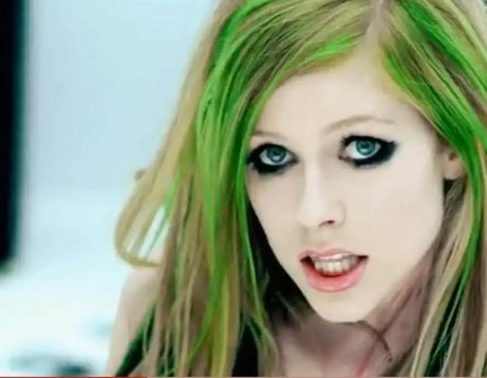 Avril Lagvigne &#8220;Smile&#8221;s In New Video For A New Song 