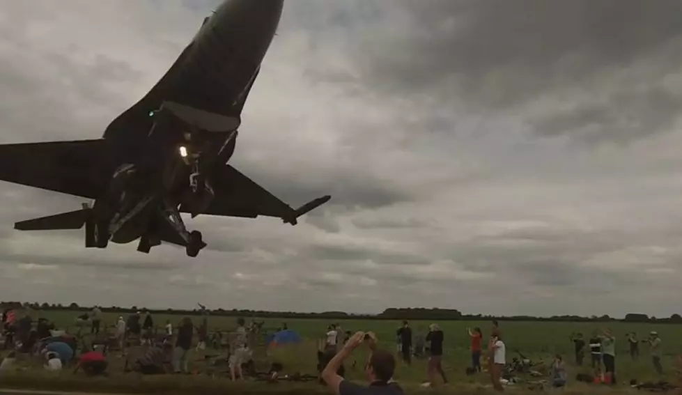 Turkish Fighter Jet Scares People With Extremely Low Pass at Airshow