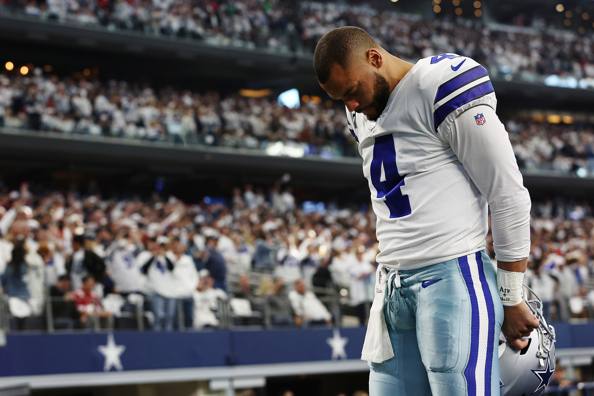 Defensive Tackle Bob Lilly of the Dallas Cowboys standing on the News  Photo - Getty Images