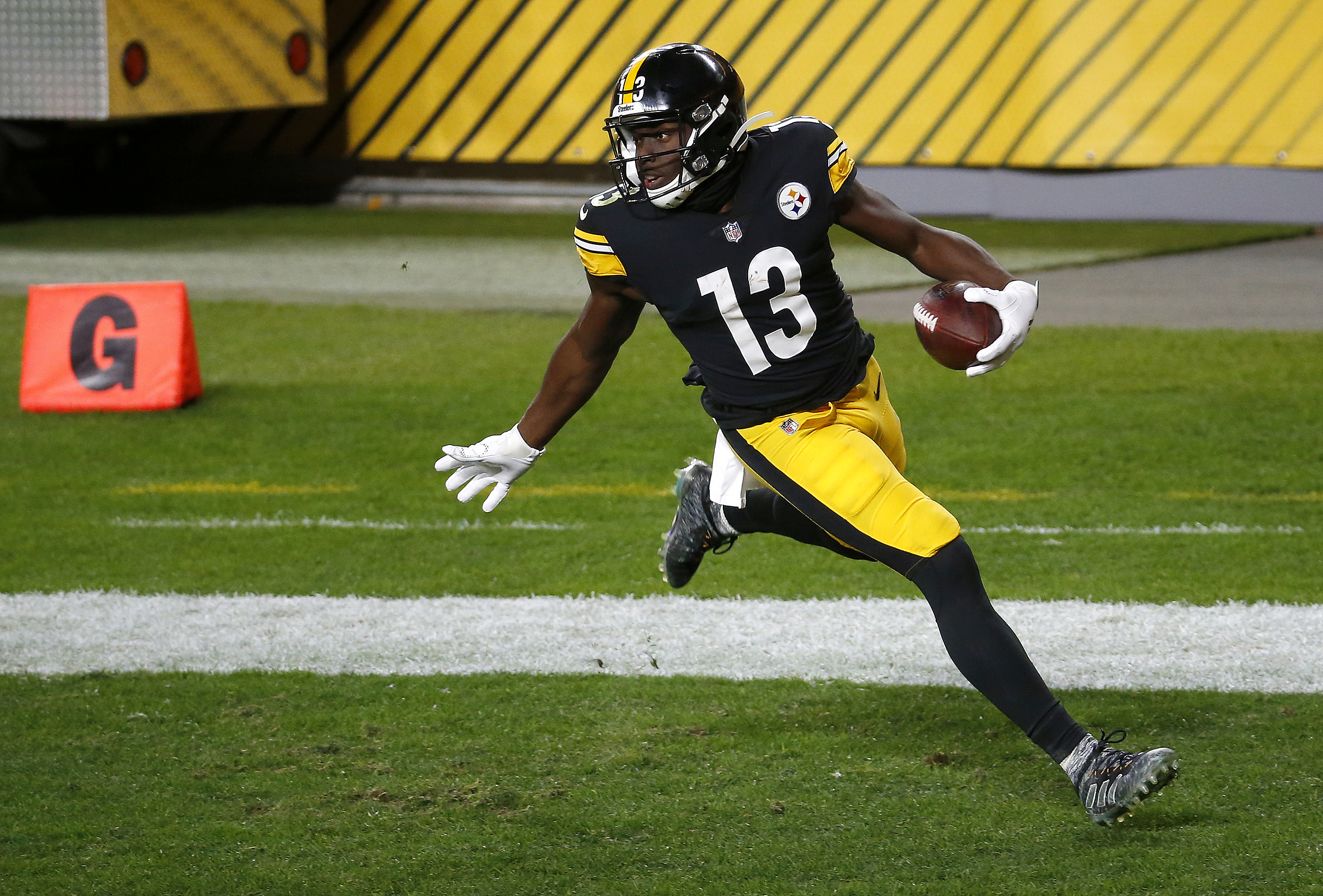 Free agent wide receiver James Washington signs with Saints