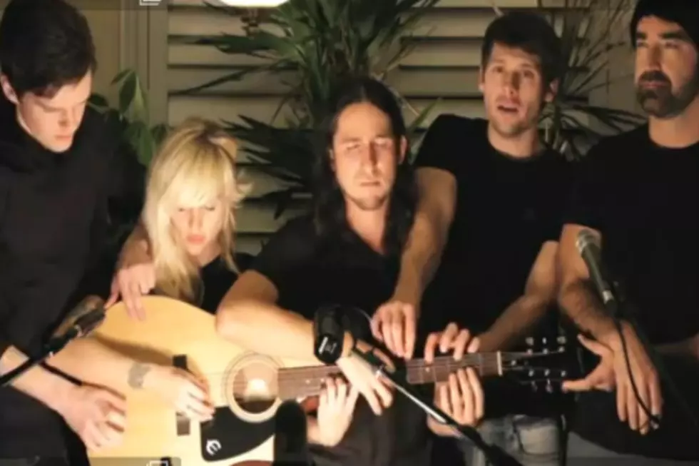 Five Musicians Play One Guitar At The Same Time [VIDEO]