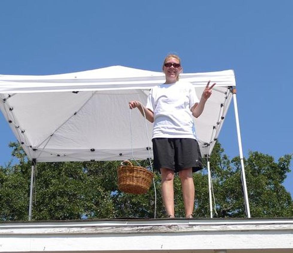 A Woman Is Camping On a Church Roof in Texas Until People Donate 25 Tons of Food