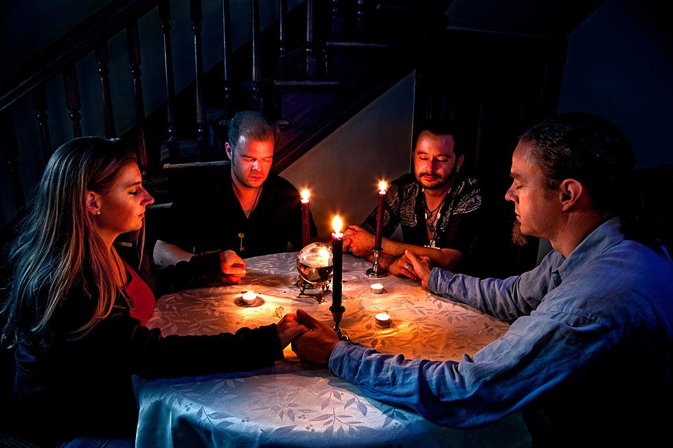 Here Are 7 Steps To Take Before Conducting A Séance In Texas