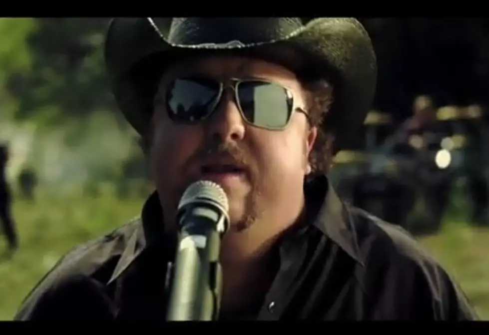 Colt Ford Slings The Mud [VIDEO]