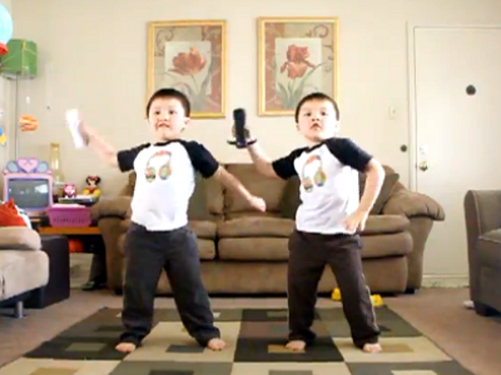Wii Dancing Twins Have Got Some Moves [VIDEO]