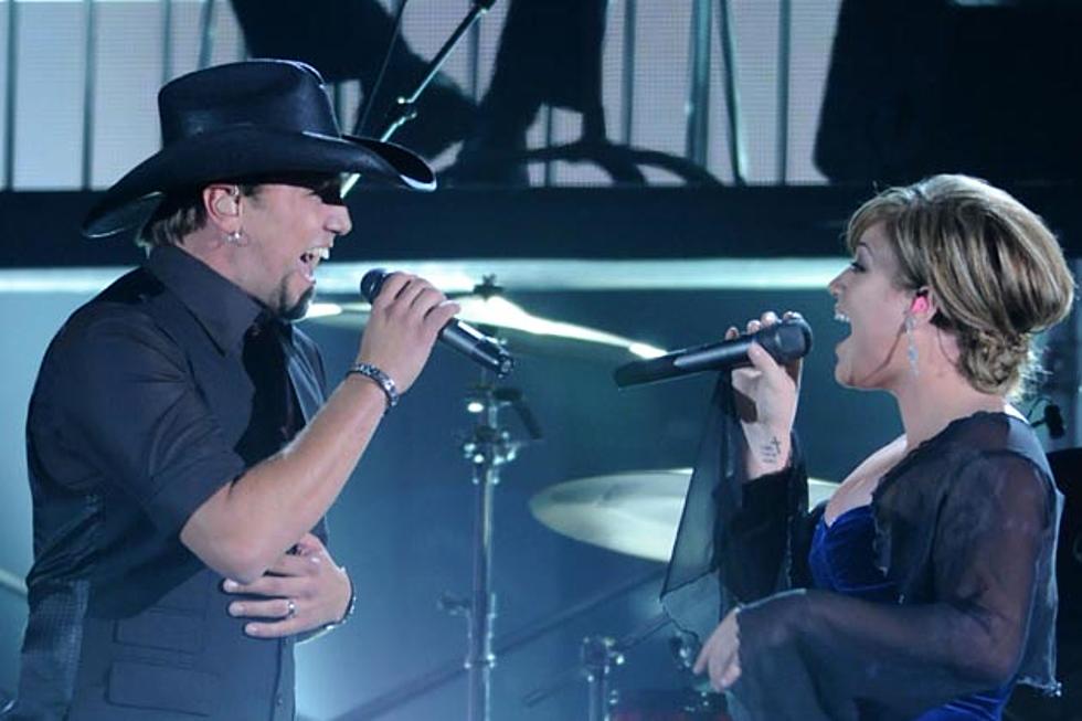 Jason Aldean Fights Microphone Troubles During Duet With Kelly Clarkson at 2012 Grammy Awards